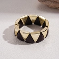 Nahaufnahme des geometrischen Acryl-Dreieck-Armbands mit elastischen gold-braunen Gliedern - Gold & Braun