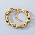 Détail du bracelet chaîne à maillons dorés montrant le fermoir mousqueton réglable - Style Doré (KB210004-ZCG)