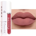 Rouge à lèvres liquide mat CmaaDu 04 avec échantillon sur lèvres et emballage - N°04