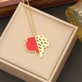 Dettaglio della collana dorata con ciondolo a foglia d'acero in strass rossi su portagioielli - Collana
