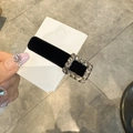 Detailansicht der schwarzen Samt-Haarspange mit funkelnder Strass-Schnalle - Hohles Quadrat