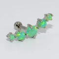 Détail d'un piercing cartilage en acier argenté avec cinq opales vertes en dégradé - OP11 (Green)