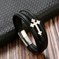 Dettaglio del bracciale multistrato in pelle nera fatto a mano con croce d'argento e chiusura - Nero Con Croce d'Argento