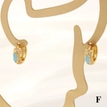 Detail von vergoldetem Marquise-Ohrring mit türkisem Emaille und Zirkonia-Inlays - Blau