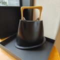Borsa a secchiello minimalista in pelle nera con manico in metallo dorato a forma di U - Nero