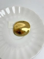 Vue détaillée d'une broche dorée ronde irrégulière posée sur une assiette en céramique - Style Disque Doré (Y-219)