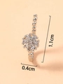 Vista macro dell'anello da naso a U in argento con fiore cuore e zircone 1,1 cm - Argento