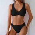 Set bikini nero a coste con top a V profondo e slip a vita alta per le vacanze al mare - S / Nero