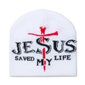 Detail der weißen Strickmütze mit rotem Kreuz und Jesus Saved My Life Schriftzug - M (56-58cm) / Weiß
