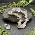 Detalle de piedras de cristal natural en un pasador para el pelo con forma de luna metal - Cristal de roca