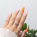 Oranje en roze lange amandelvormige plaknagels met witte bladpatronen en zilveren details - Gelee Lijm Stijl (Y-86)