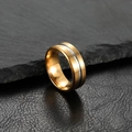 Bague bicolore 8mm en acier poli avec bords dorés et bande argentée sur socle pierre - US 6 / Doré
