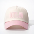 Détail de la broderie 3D OUTLAW sur casquette de baseball bicolore crème et rose - Réglable / Beige et Rose