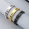 Bracelets gourmette ID en finitions argent, or et noir sur présentoir gris - Boucle à Plaque Courbe (Largeur 13mm Longueur 21cm)