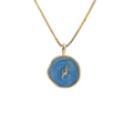 Collar dorado con colgante de esmalte azul y detalle de rayo dorado para mujer - Rayo Azul