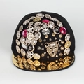 Detail van gouden luipaardkop en metalen studs op zwarte hiphop-baseballpet - Verstelbaar / Luipaardkop Stijl