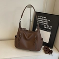 Borsa tote marrone scuro in pelle martellata con tasche a zip e tracolla versatile - caffè