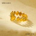 Dettaglio anello a cuore in oro 18k con dimensioni 1,8cm di diametro e 1,1cm di altezza - Anello Aperto in Oro a Cuore Continuo (NMSR-H248-5)