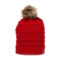 Primer plano de un gorro de punto rojo con canalé vertical y un pompón de piel sintética - Rojo