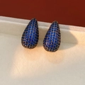 Vue détaillée de boucles d'oreilles poire vintage avec pavé de zircons bleu profond - Bleu