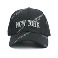 Détail de la broderie argentée NCW YOHK sur la casquette de baseball en coton noir - Réglable / Noir avec broderie argentée