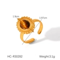 Makroaufnahme des vergoldeten Edelstahlrings mit Tigerauge und Sonnenstrahlen-Muster - Ovaler Vintage-Stil(HC-R30282)