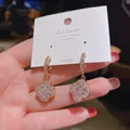 Boucles d'oreilles trèfle dorées avec zircons et tiges en argent S925 pour femmes - Doré