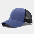Detail van de marineblauwe en zwarte truckerpet met mesh achterkant en gestikte klep - Verstelbaar / Blauw en zwart gaas