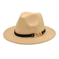 Dettaglio del cappello fedora in lana kaki chiaro con cinturino in pelle nera e fibbia dorata - Beige