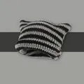 Detail der schwarz-grau gestreiften Strickmütze mit niedlichem Katzenohr-Design und grober Wolle - Schwarz + Grau