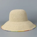 Dettaglio ravvicinato del cappello da sole intrecciato a mano con bordi arcobaleno variopinti - M(56-58cm) / Beige