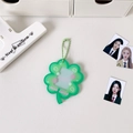 Detail eines grünen Acryl-Fotokartenhalters in Kleeblattform mit Good Lucky-Aufdruck - Mini Blumenform Kartenschutzhülle