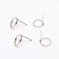 Detalle de cuatro pendientes de aro en forma de C de plata 925 con postes para bricolaje - Pendientes Redondos Huecos Plateados