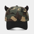 Detail einer Camouflage-Baseballkappe mit 3D-Stierhörnern und schwarzem Schirm - Gespleißte Tarnung