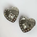 Dettaglio ravvicinato di orecchini a cuore in argento con cristallo quadrato e pavé lucido - Argento