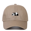 Dettaglio ravvicinato del ricamo panda su un berretto da baseball di colore kaki - Regolabile / Cachi