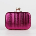 Plissierte rosarote Abendtasche mit Metallic-Finish und goldenem Kugelverschluss - Lila