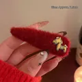 Dettaglio di un fermaglio vintage in lana rossa da 7,5 cm con un pony in metallo dorato - Stile 2 (Forma Ovale) / Decorazione Dorata-Rosso