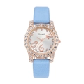 Vue détaillée du bracelet en cuir bleu ciel et du boîtier de montre rose doré serti - Bleu ciel