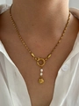 Detalle de dijes de estrella de mar dorada y perlas en collar usado por una modelo - Concha