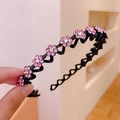 Elegante cerchietto nero ondulato con fiori di strass rosa e dentini antiscivolo - Cerchietto con fiori di prugno in strass rosa