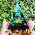 Pyramide d'orgone tenue à la main avec sphère de malachite, pierres vertes et dorures - Malachite Boule Feuille d'Or / Petit