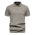 Detailansicht der vertikalen Rippstruktur und des Reverskragens des Herren-Strick-Poloshirts - S / Khaki