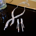 Dettaglio del set di collana e orecchini con strass su superficie nera riflettente - Set da 2 pezzi / Frange Incrociate d'Argento (3#)