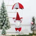 Details eines Weihnachtswichtels mit Strickmütze am Fallschirm für die Dekoration - Rot