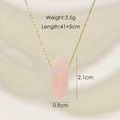 Detail van roze kristallen zeshoekige hanger met gouden ketting en maatspecificaties - Rozenkwarts