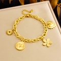 Vergulde grove schakelarmband met bloem- en hartbedels op een stijlvolle gouden standaard - Gouden Multi-Hanger Stijl (B1640)
