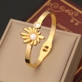 Polierter goldener Blumenarmreif mit Sonnenblumen-Design, weißer Perle und Zirkon-Akzent - Bangle