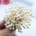 Vue macro d'une broche flocon de neige en perles de luxe avec fil doré artisanal - Fleur Radiante Style SG-1