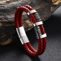 Detail eines roten geflochtenen Lederarmbands mit keltischen Knoten und Magnetverschluss - Innenumfang 165mm / Rot/Mikrofaserleder